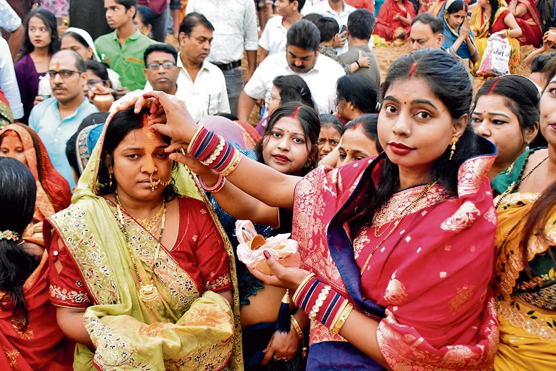 Gaya News : उगते सूर्य को अर्घ के साथ संपन्न हुआ छठ, अधिकतर घाटों पर श्रद्धालुओं की उमड़ी भीड़