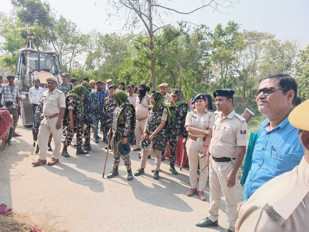 Madhubani News : टीम ने सरकारी अतिक्रमित जमीन खाली करायी