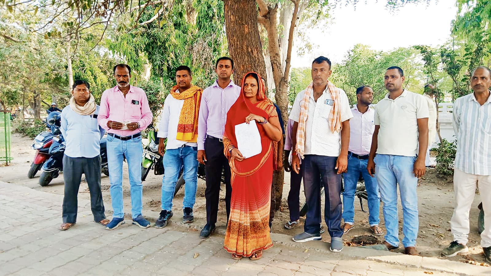 Gaya News : नक्सली बता कर गिरफ्तारी करने पर बिफरे परिजन