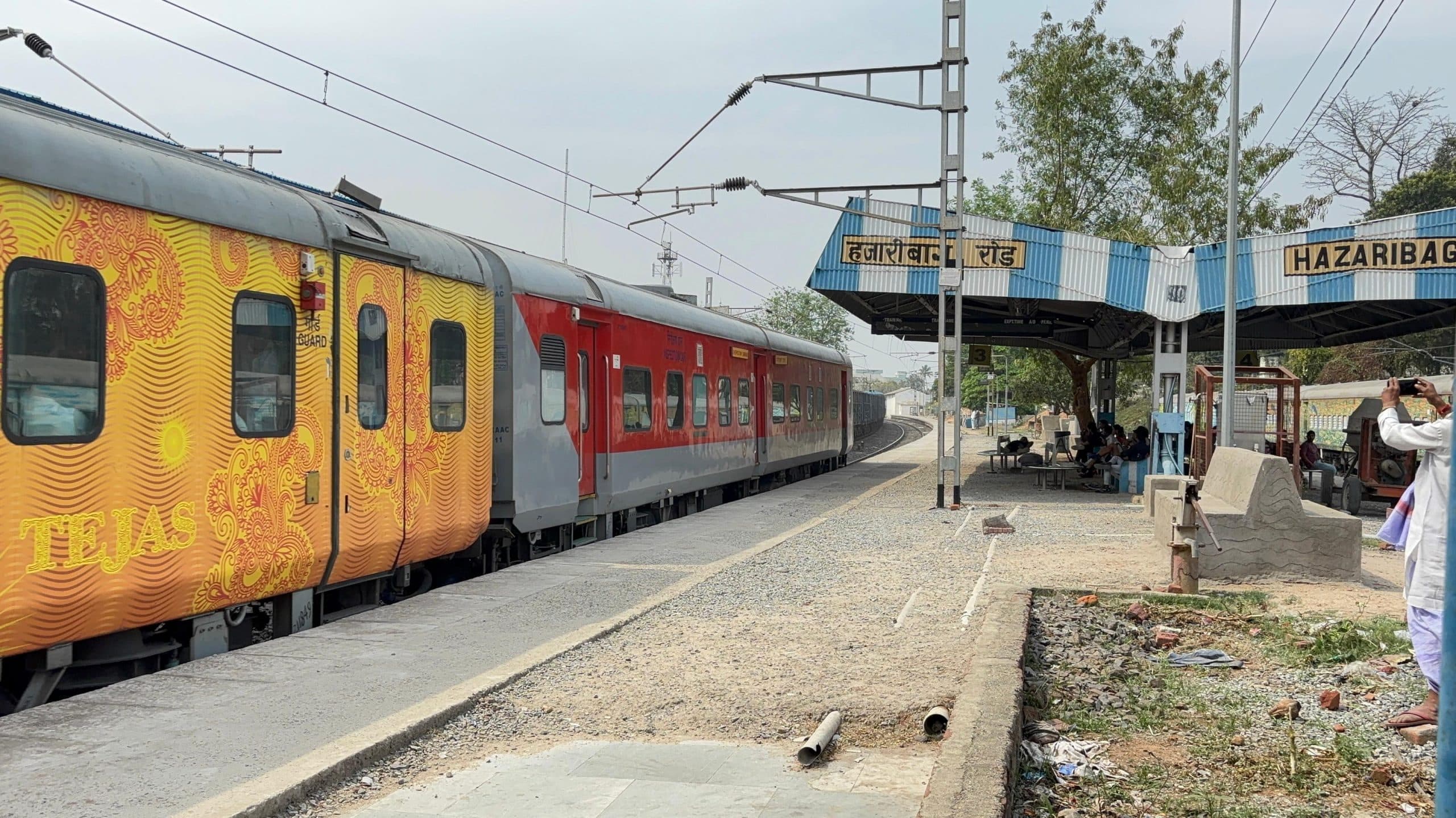 Giridih News :स्पीड ट्रायल में पलक झपकते ही हजारीबाग रोड स्टेशन से निकली ट्रेन