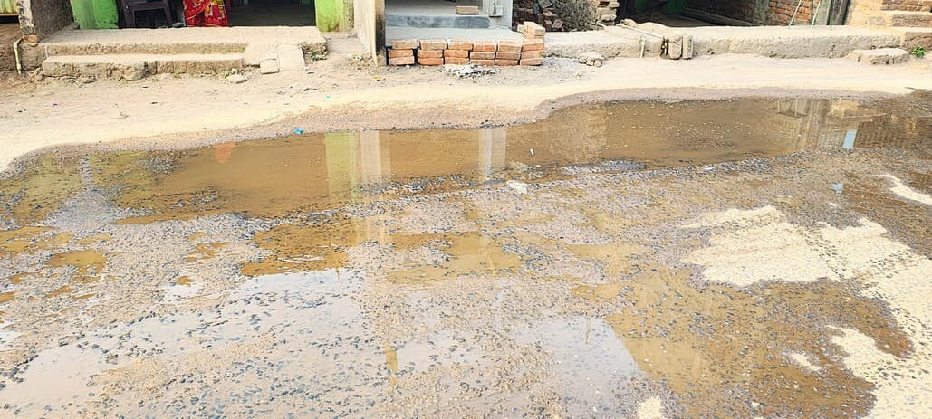 जलमीनार का पाइप लिक होने से बर्बाद हो रहा पानी