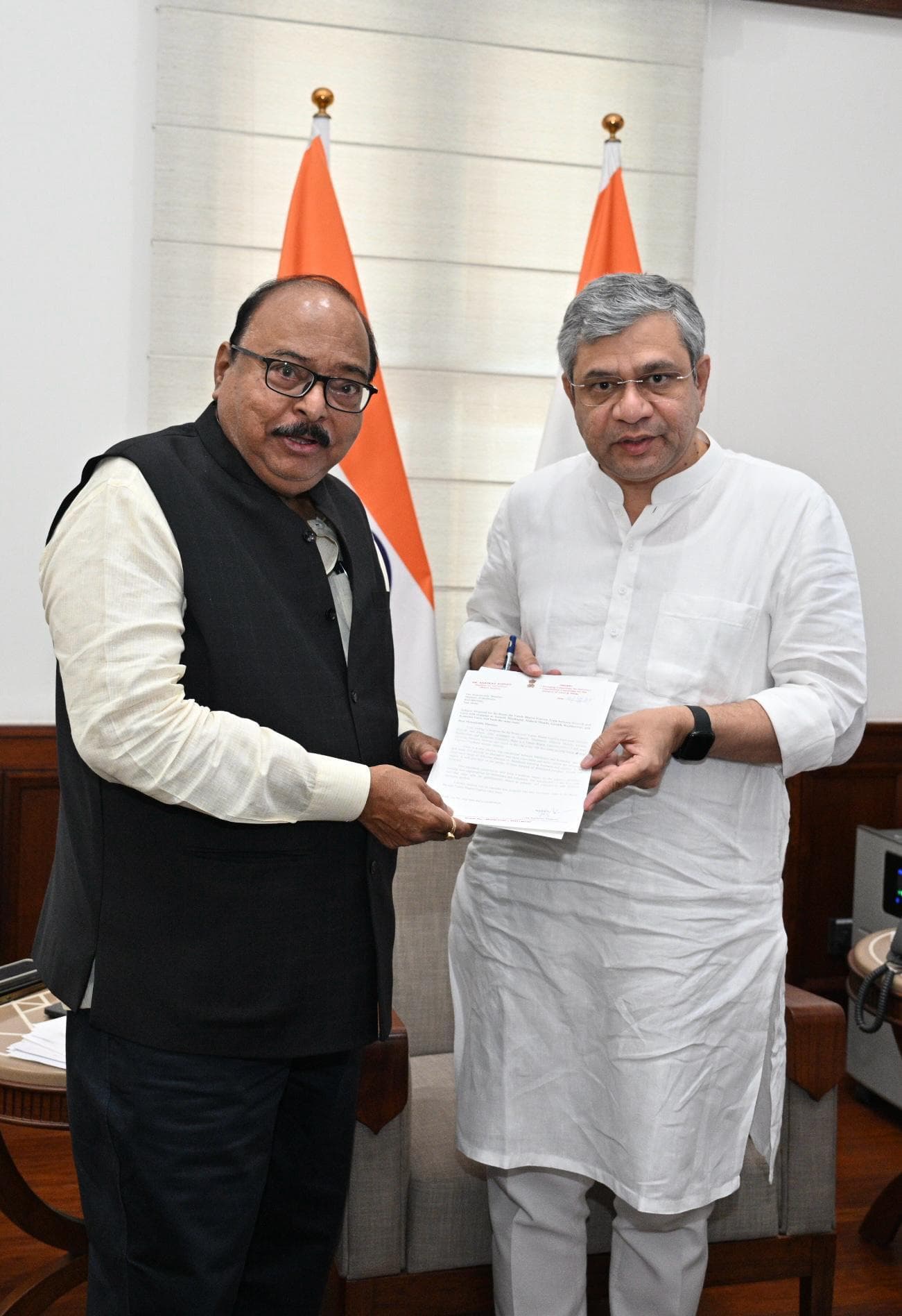 Giridih News :राज्य सभा सदस्य डॉ सरफराज ने रेल मंत्री को सौंपा ज्ञापन