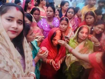 उदीयमान भास्कर को व्रतियों ने अर्घ्य, चार दिवसीय अनुष्ठान संपन्न