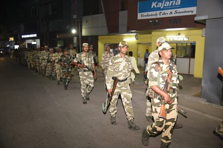 Jamshedpur News : रामनवमी को लेकर पुलिस सतर्क, निकाला फ्लैग मार्च