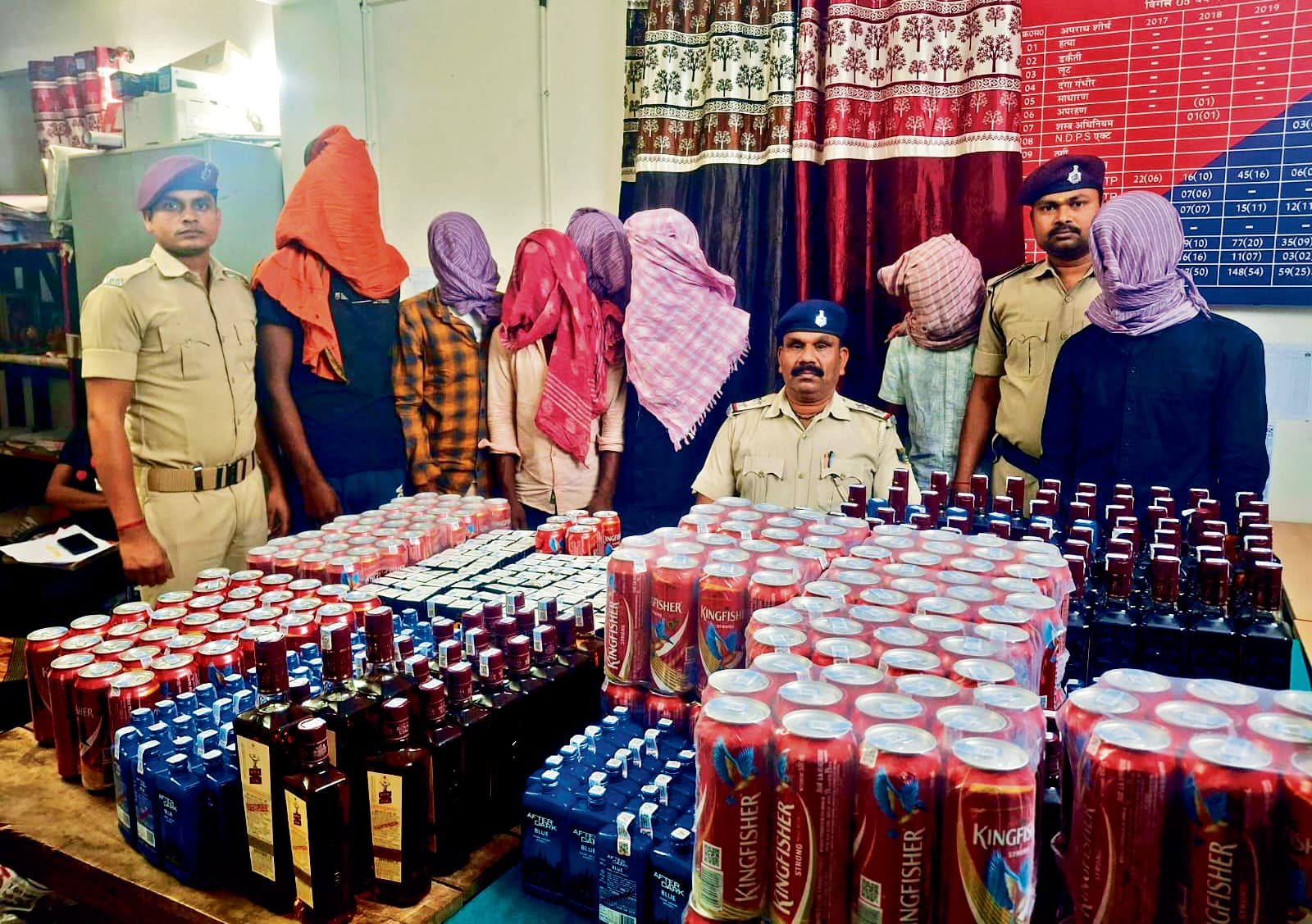 सीमांचल एक्सप्रेस में लायी जा रही थी शराब, बक्सर स्टेशन पर छापेमारी कर सात तस्कर गिरफ्तार