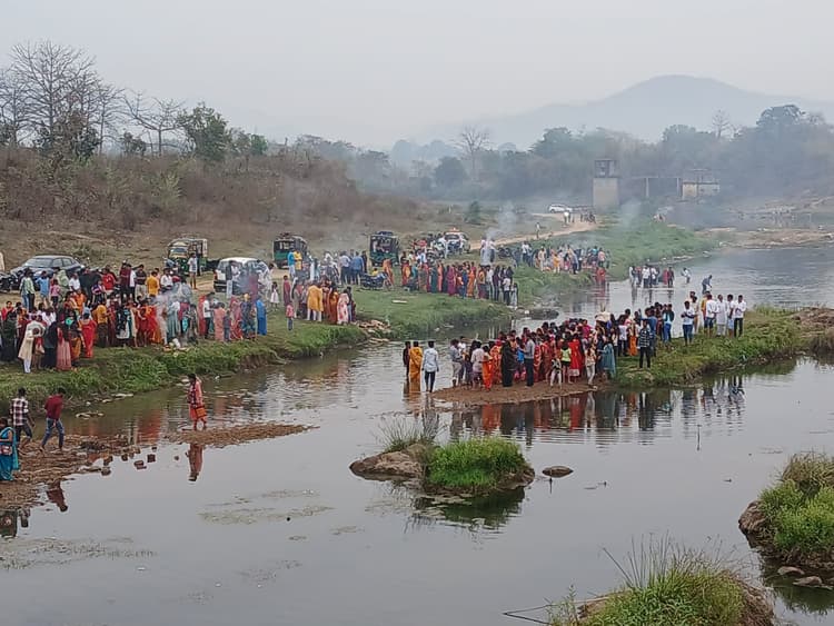 Dhanbad News: उदीयमान सूर्य को अर्घ्य के साथ चैती छठ संपन्न