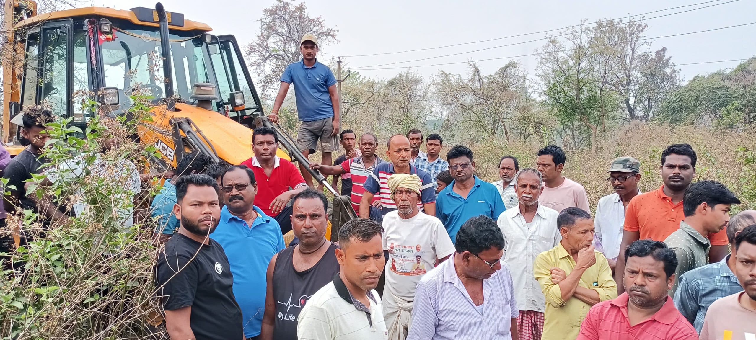 Dhanbad News: पहाड़पुर के लोगों ने तालाब के रास्ते का काम रोका, आक्रोश