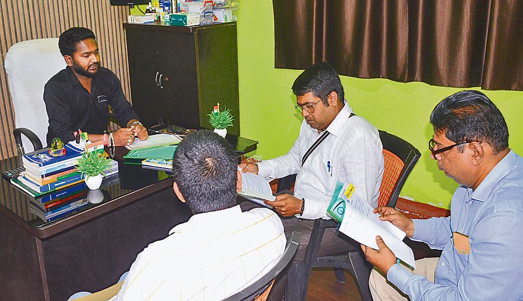 Dhanbad News : सीइए लाइसेंस के बगैर नशा मुक्ति केंद्र का हो रहा संचालन, भर्ती मरीजों के लिए नहीं थे बेड