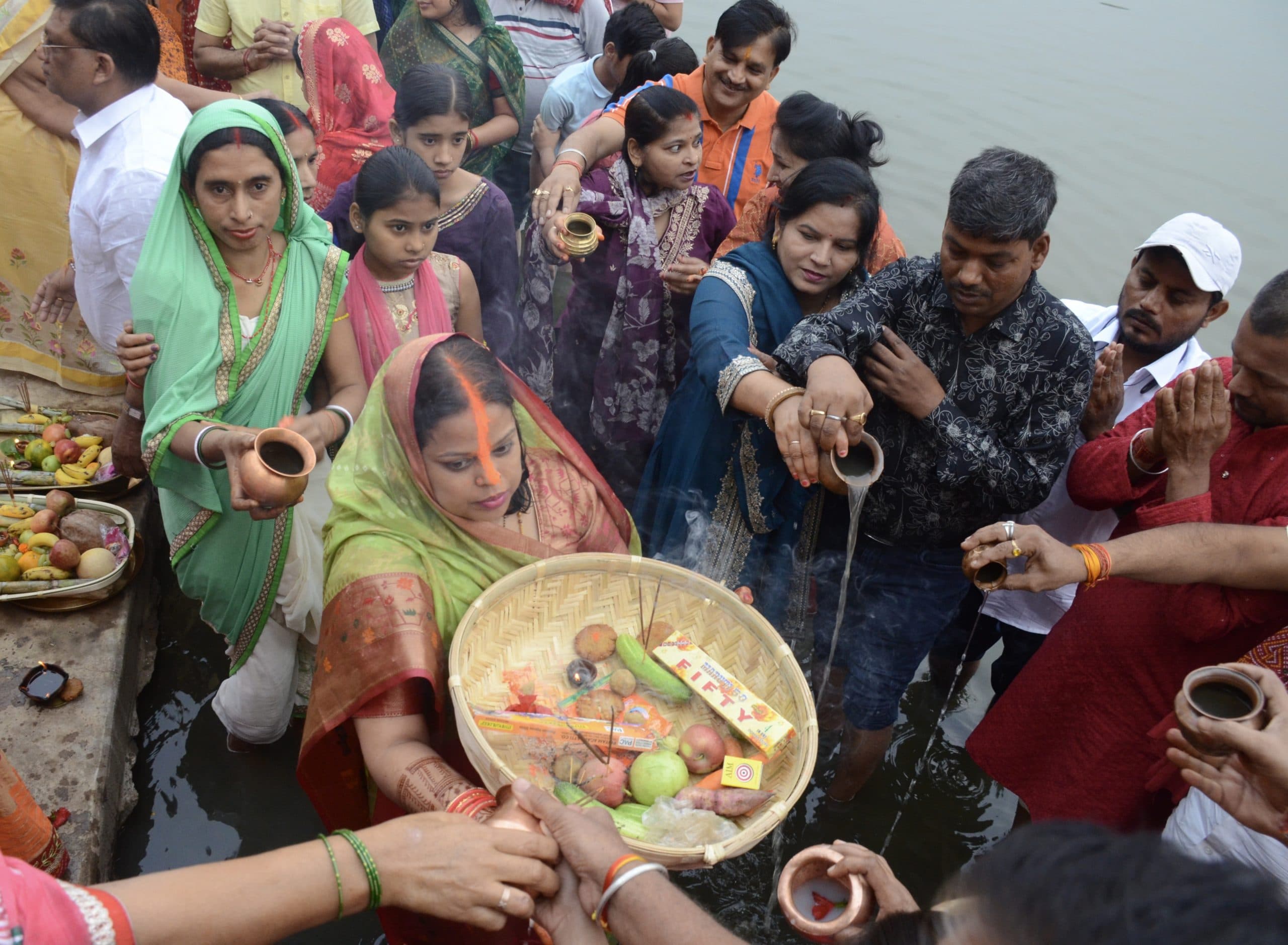 Dhanbad News : छठ घाटों पर उमड़ी आस्था, उदीयमान भास्कर को दिया गया अर्घ्य