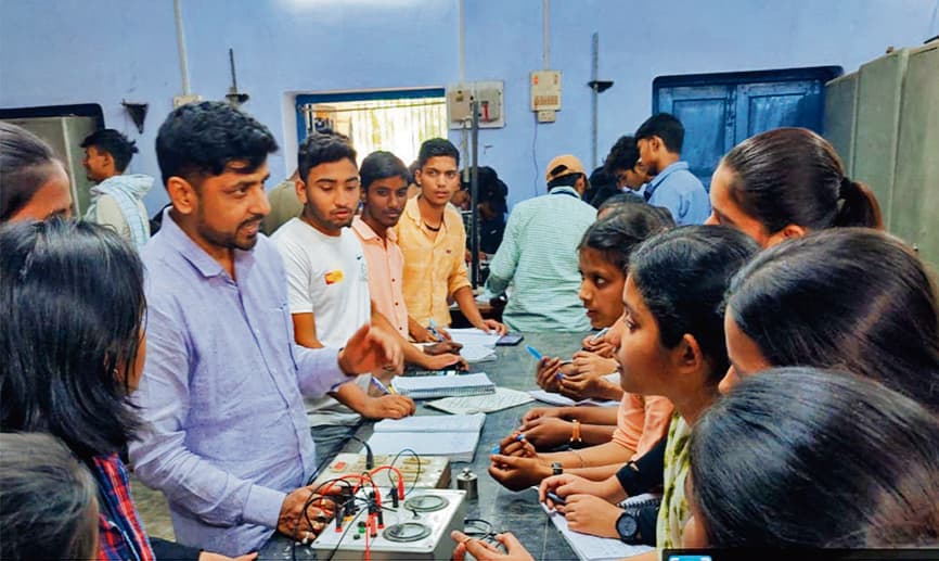 Chhapra News : नये सत्र से पहले अपडेट की जायेंगी कॉलेजों की प्रयोगशाला