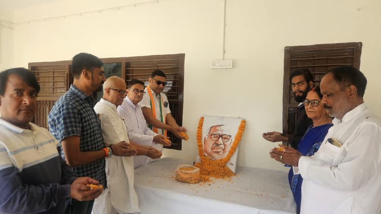 Motihari:जगजीवन राम जी की जयंती पर कांग्रेसजनों ने दी श्रद्धांजलि