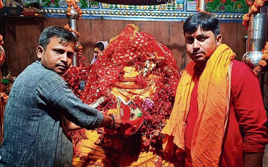 Chhapra News : अष्टमी को श्रद्धालुओं से पटा दिखा मां अंबिका का दरबार