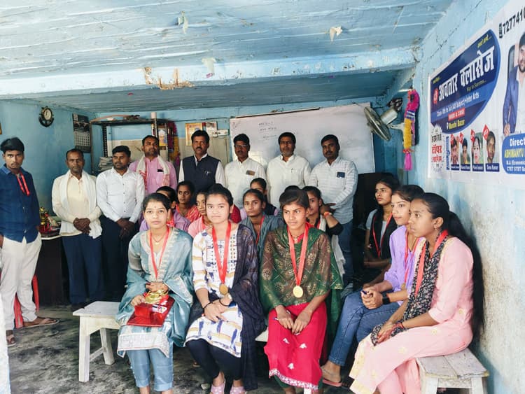 Motihari: इंटर व मैट्रिक में बेहतर अंक लाने वाले छात्राओं को किया गया सम्मानित