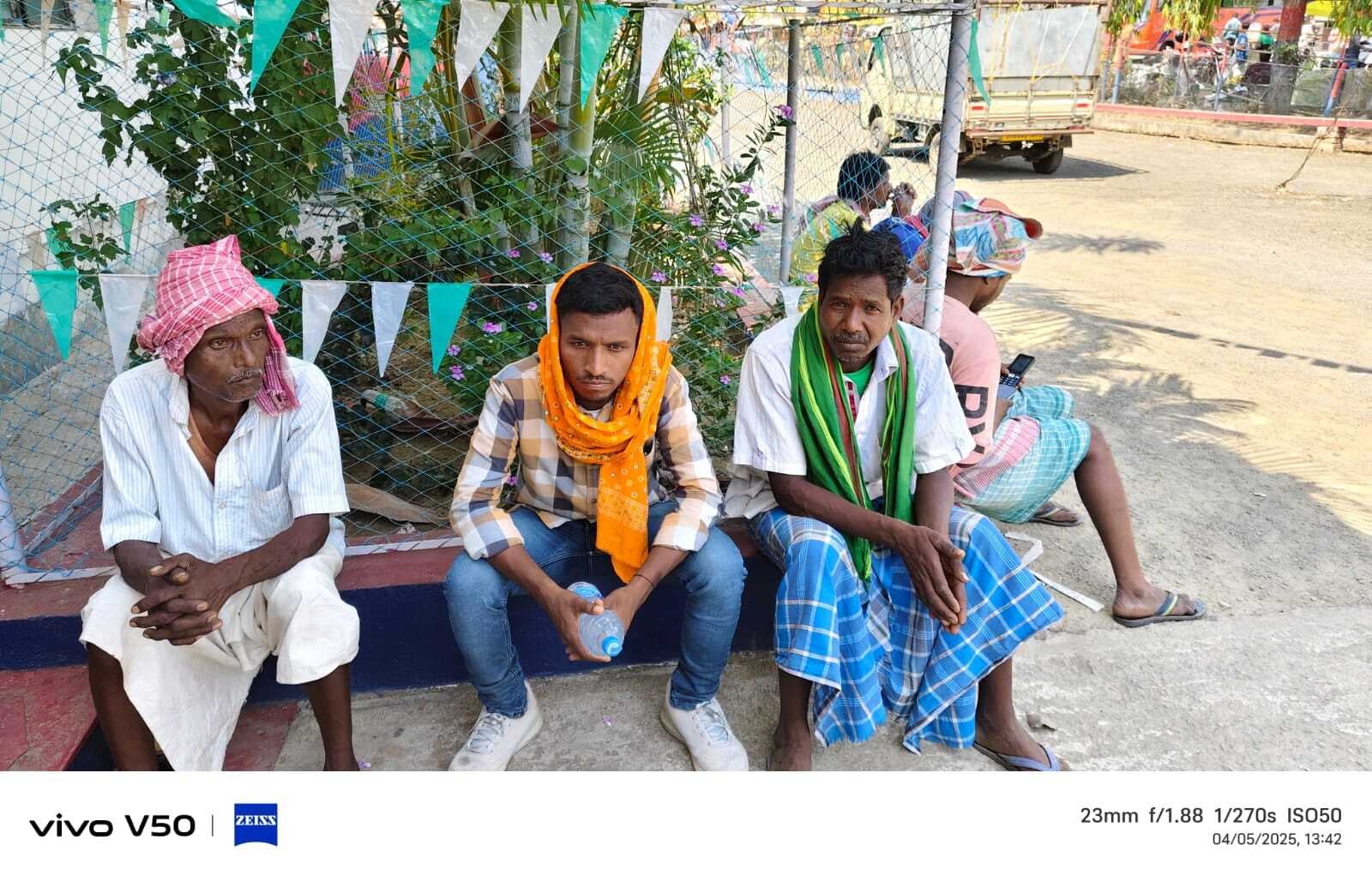 पेड़ पर फंदे से लटका मिला युवक का शव