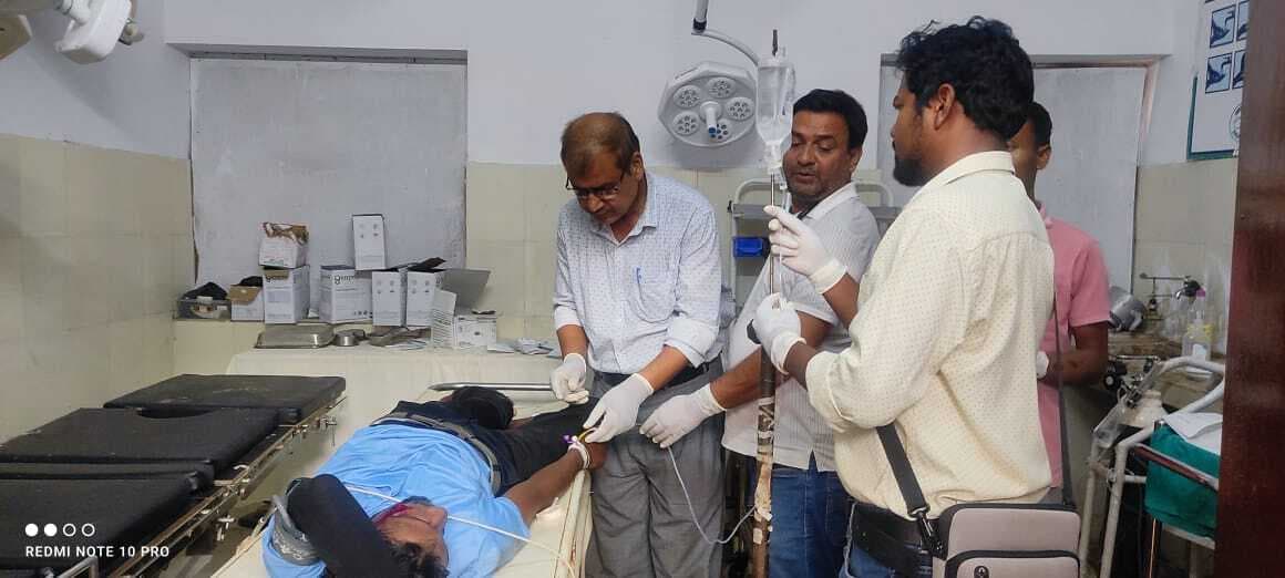 अज्ञात वाहन की चपेट में आये दो बाइक सवार, हालत गंभीर