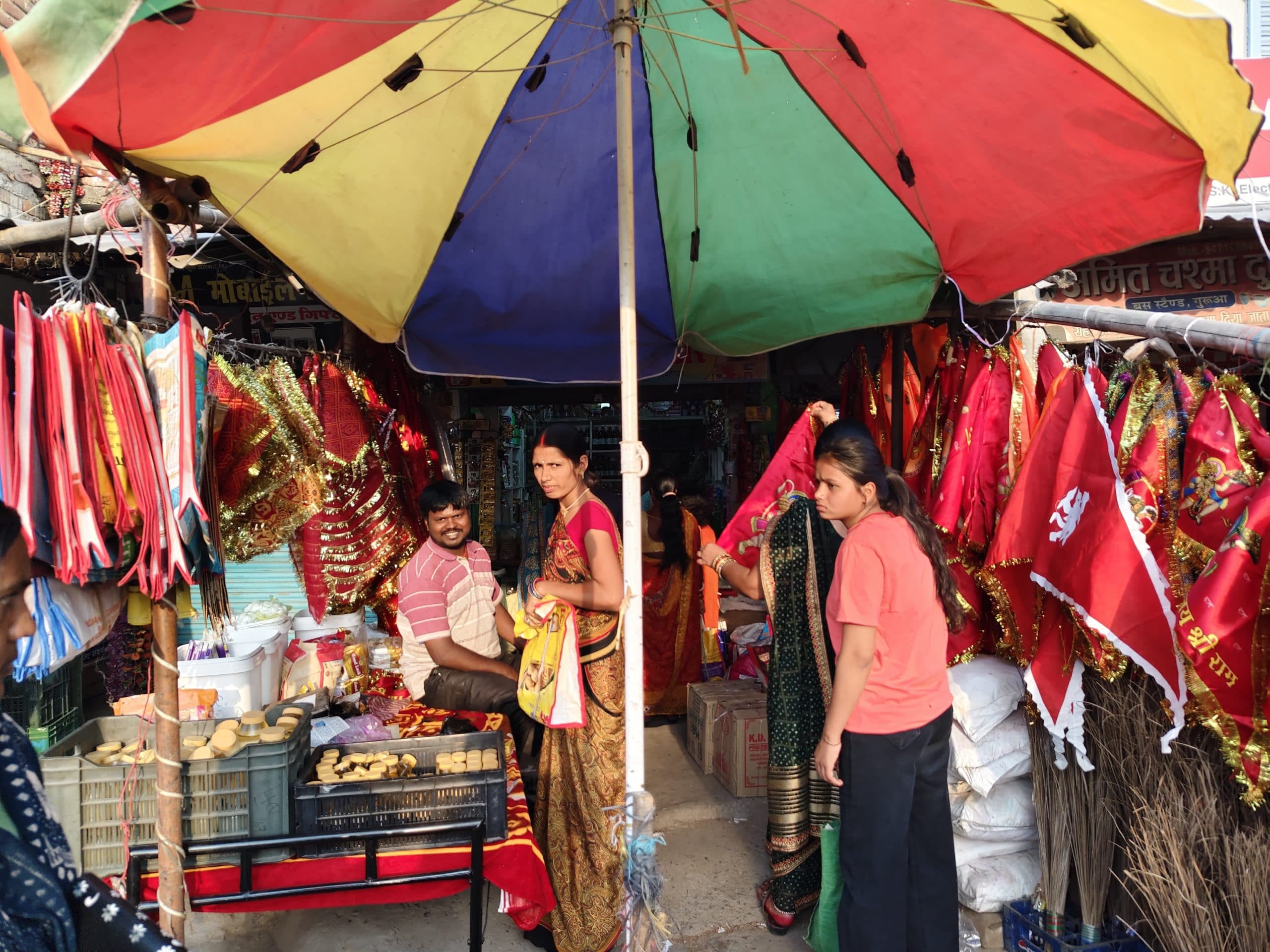 रामनवमी को लेकर बाजार में झंडों की बिक्री तेज