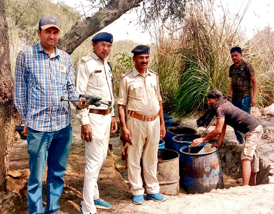 hajipur news. ड्रोन से ढूंढकर ध्वस्त की गयीं शराब की नौ भट्ठियां, 245 लीटर देसी शराब जब्त