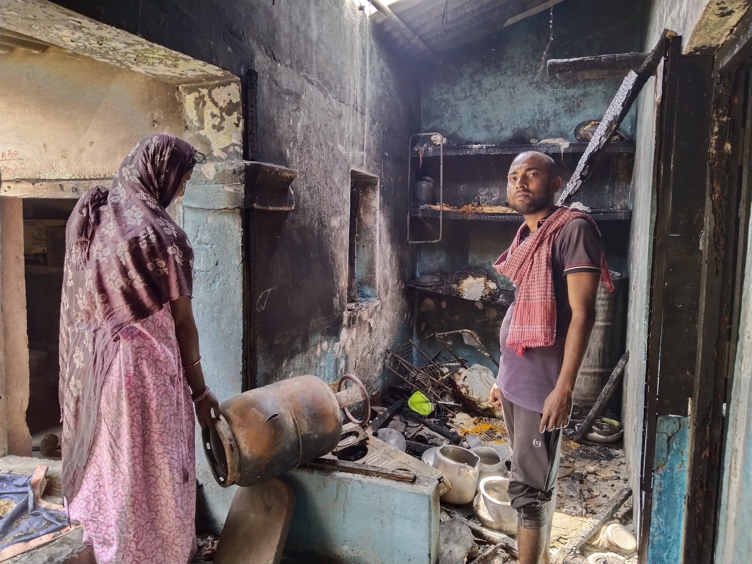 गैस सिलेंडर फटा, घर में रखा लाखों का समान राख