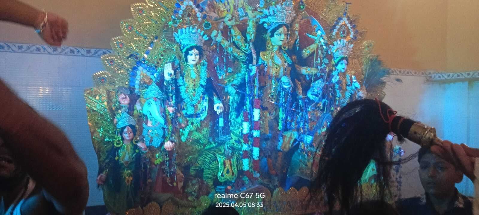 महाअष्टमी को तीनघरा वाली मां  दुर्गा की पूजा-अर्चना को उमड़ी भीड़