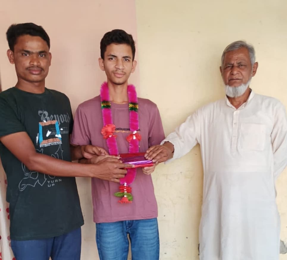 उमावि लगुवा के टॉपर बने जिगर आलम, हर्ष