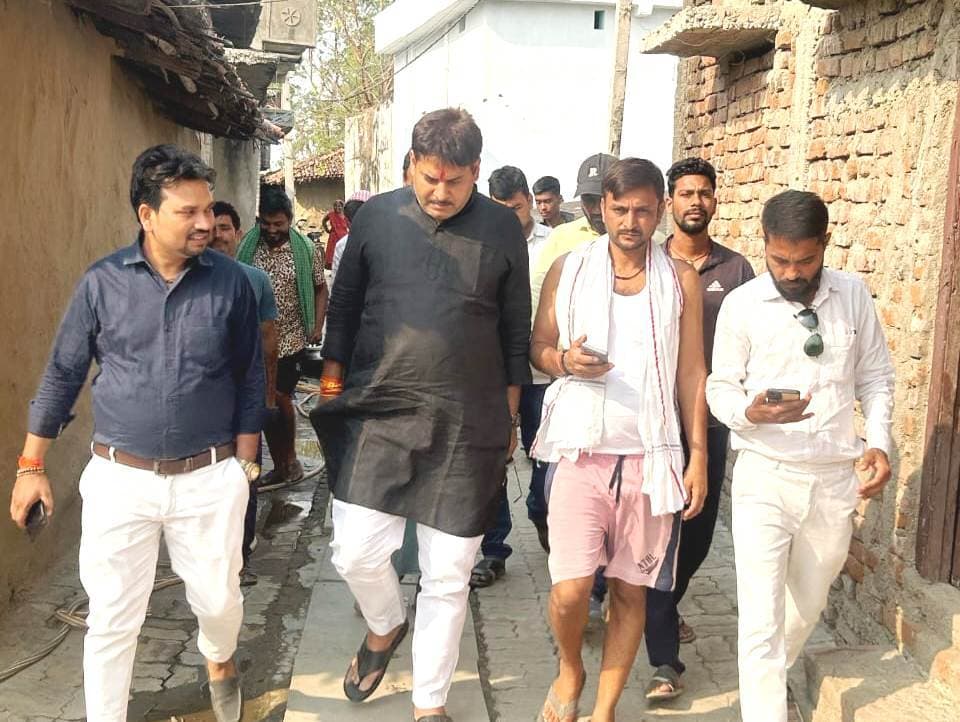 नरहर अंबा गांव में अनाथ बच्चों को सांत्वना देने पहुंचे लोजपा जिलाध्यक्ष