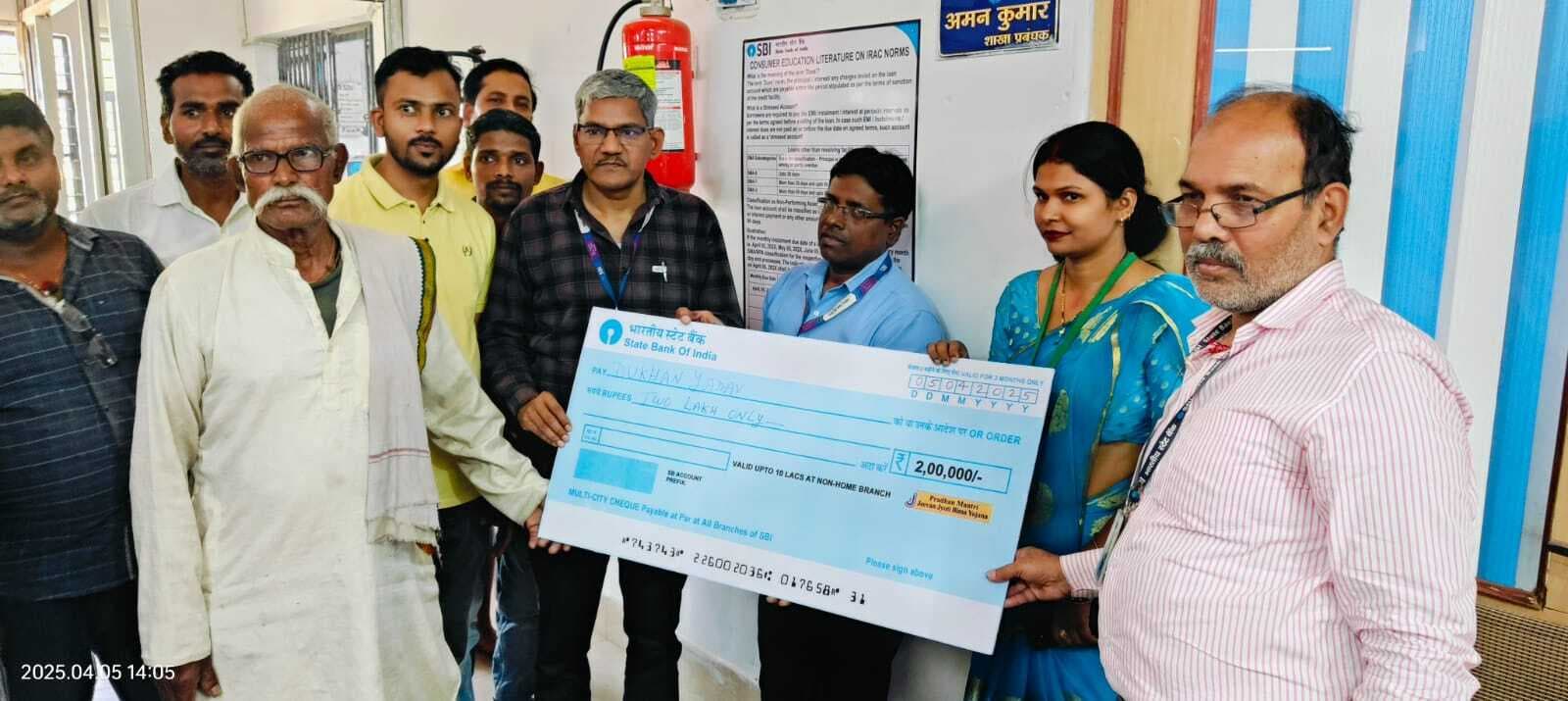 प्रधानमंत्री जीवन ज्योति बीमा योजना के तहत पांच आश्रितों को दो-दो लाख रुपये का मिला चेक