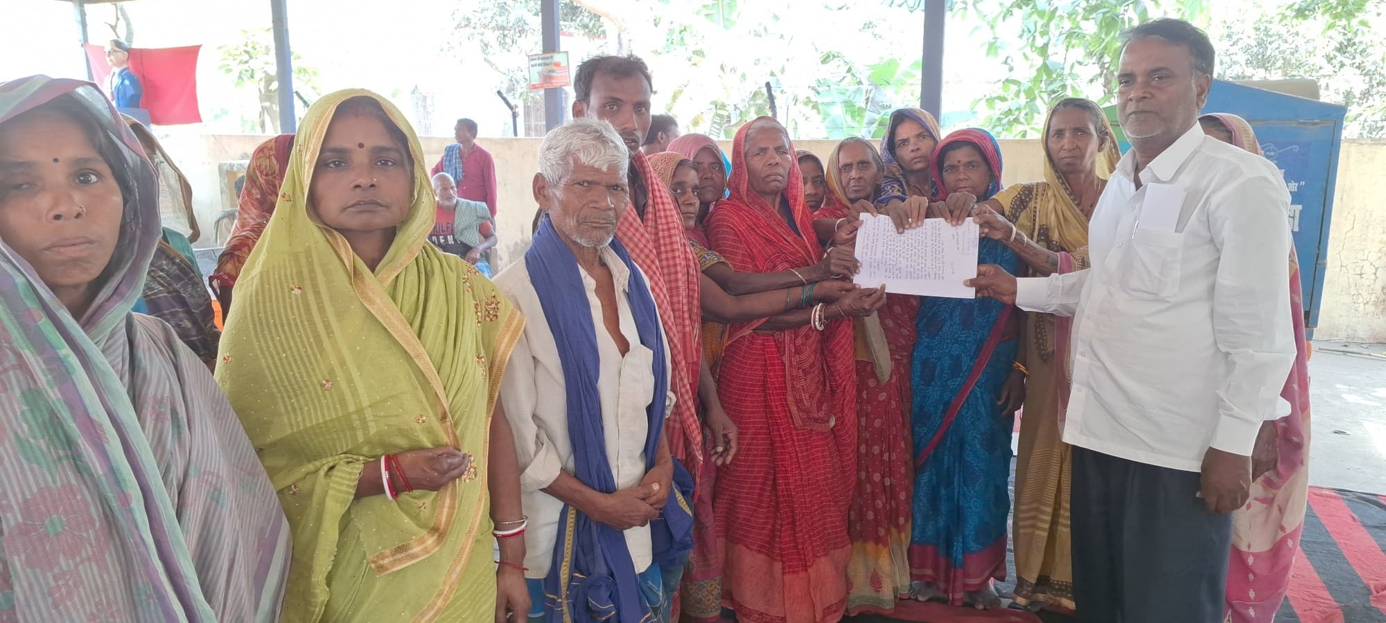 समाजिक सुरक्षा पेंशन राशि बढ़ाने की मांग को मुखिया का किया घेराव