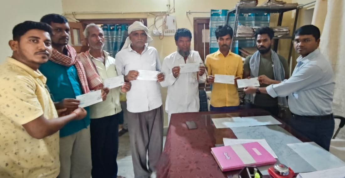 अग्निपीड़ित छह परिवारों को दिया 12-12 हजार का चेक