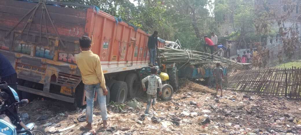 ट्रक व ट्रैक्टर में हुई टक्कर, चालक जख्मी