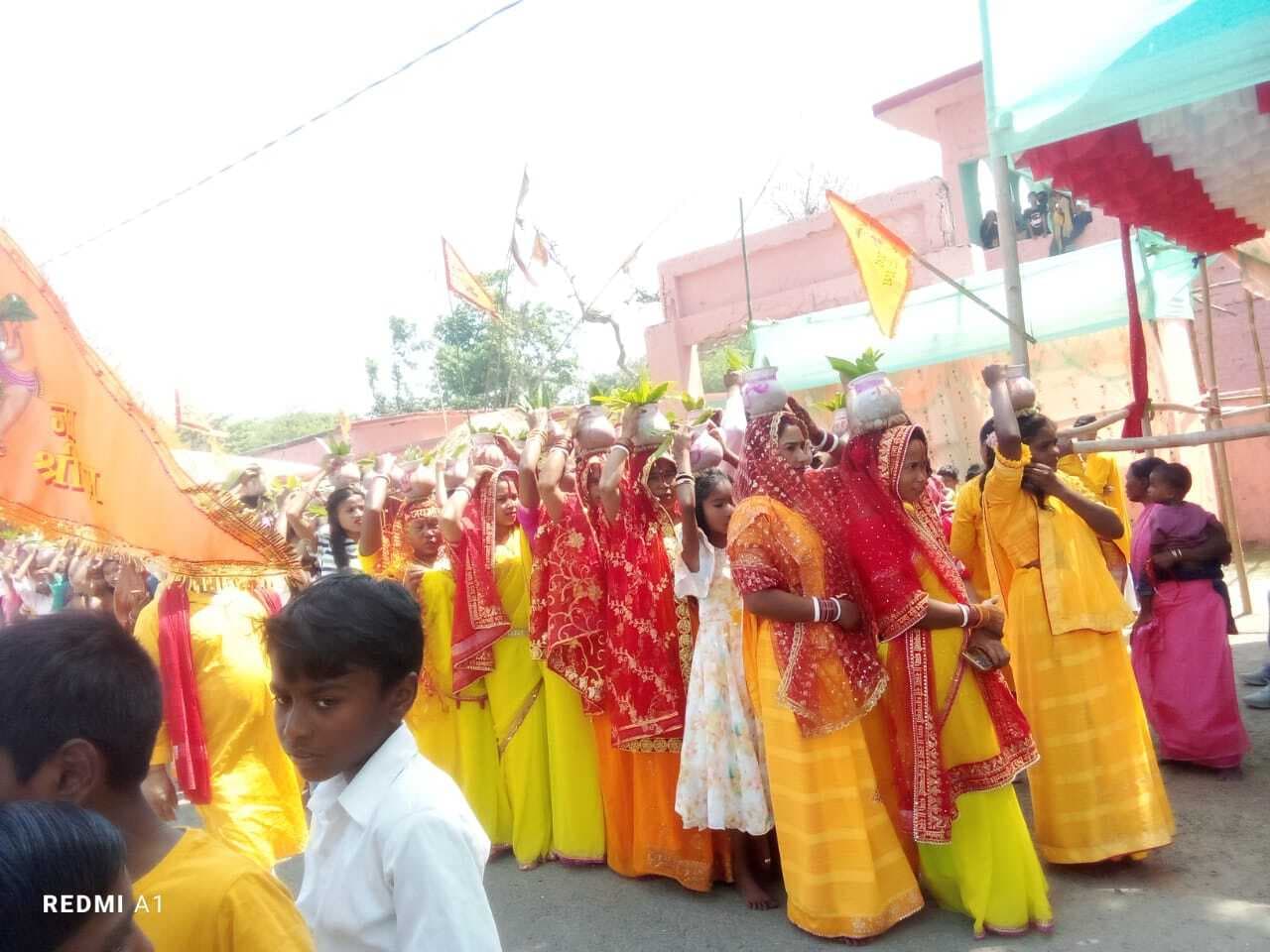 शहर के राम जानकी मंदिर से 2101 कुंवारी कन्याओं ने निकाली कलश शोभायात्रा