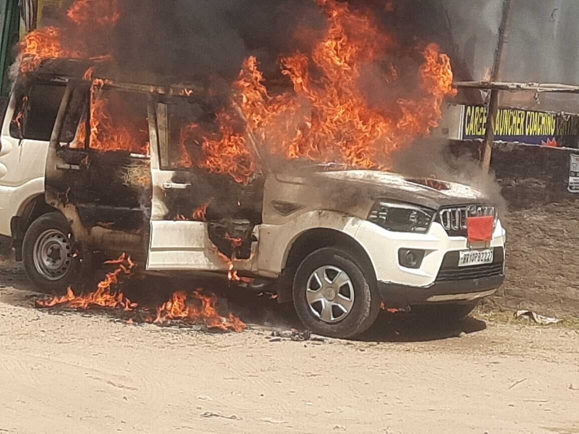 सर्व शिक्षा अभियान कार्यालय के बाहर खड़ी स्कॉर्पियो में लगी आग