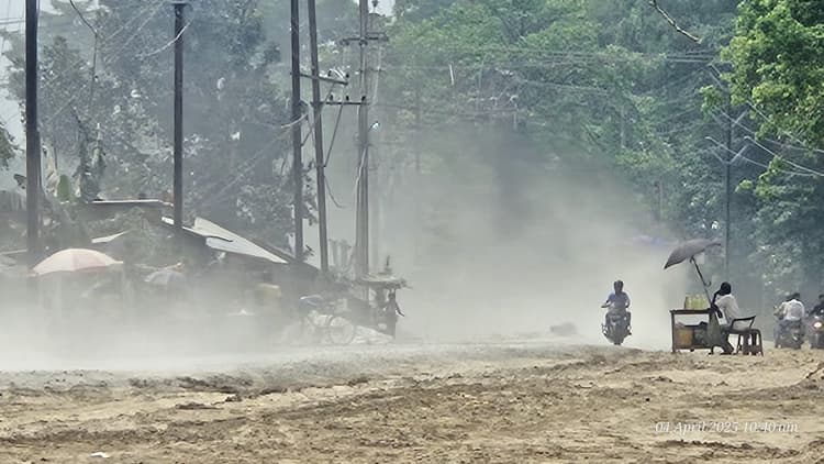 सड़क निर्माण में पानी का छिड़काव नहीं, उड़ रही धूल