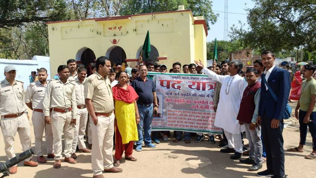 Deoghar news : पर्यावरण के संरक्षण क लिए निकाली पद यात्रा, पौधे लगाने के लिए लोगों को किया प्रेरित