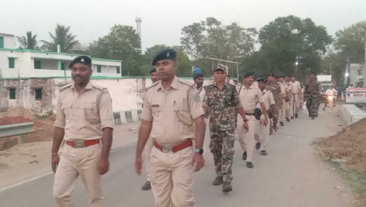 फ्लैग मार्च निकाल, रामनवमी शांतिपूर्ण मनाने की अपील