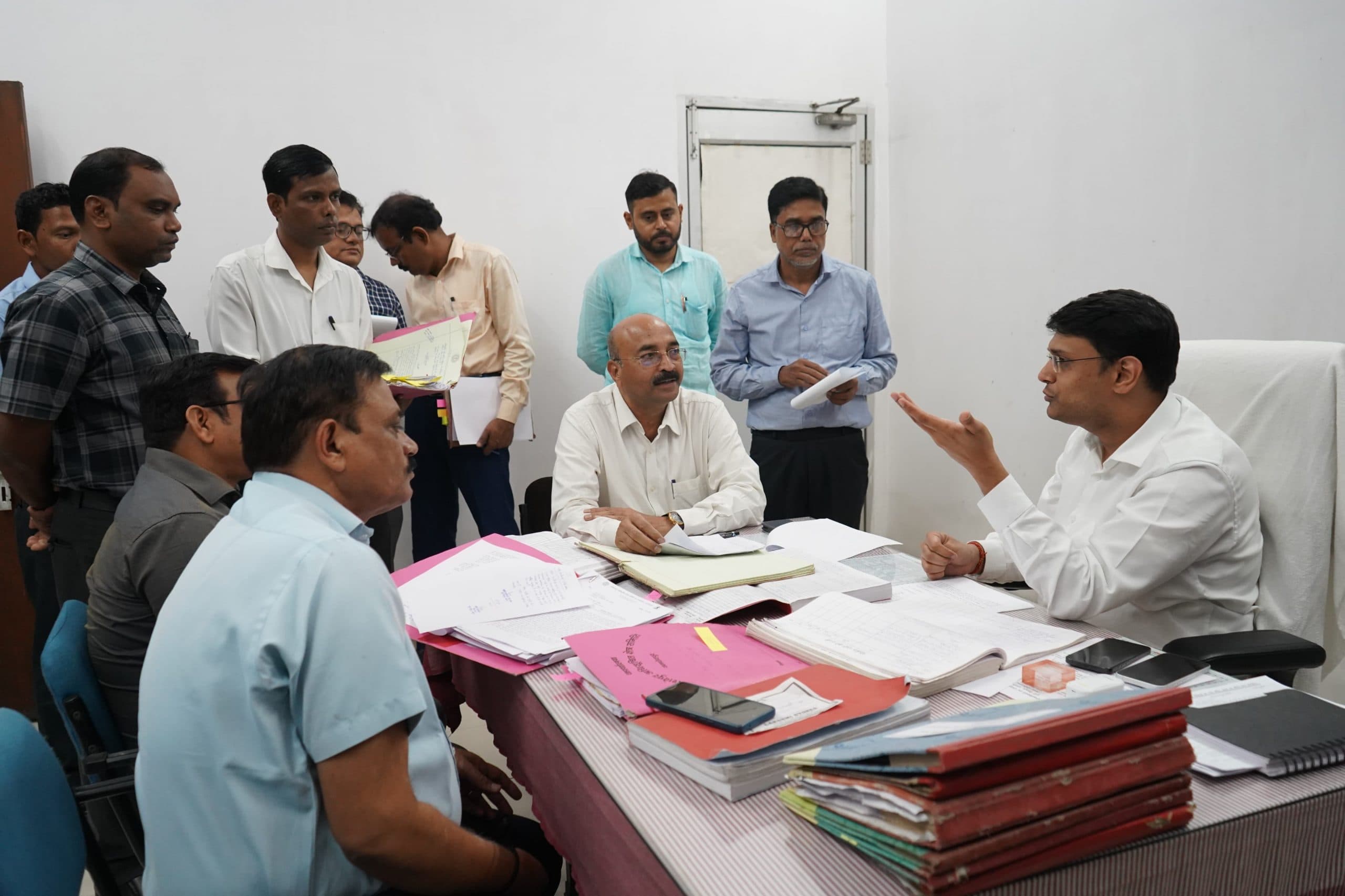 Jamshedpur News : डीसी ने सामान्य एवं विधि शाखा का किया निरीक्षण, बायोमीट्रिक हाजिरी बनाने के निर्देश