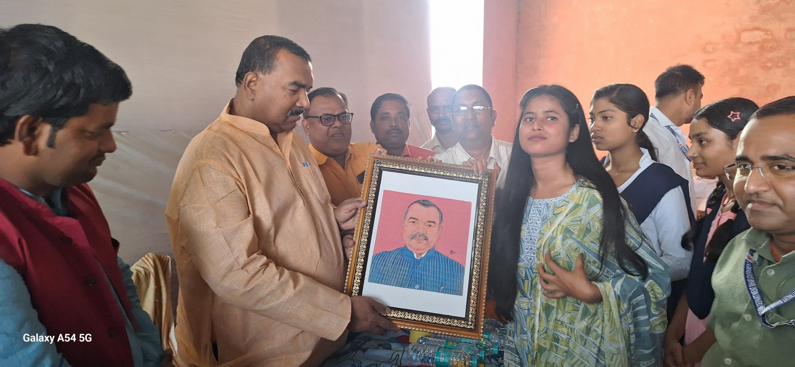 मेधावी छात्रों को मंत्री ने किया सम्मानित