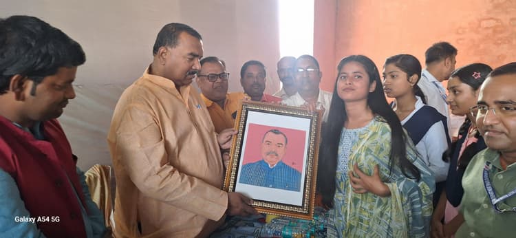 मेधावी छात्रों को मंत्री ने किया सम्मानित