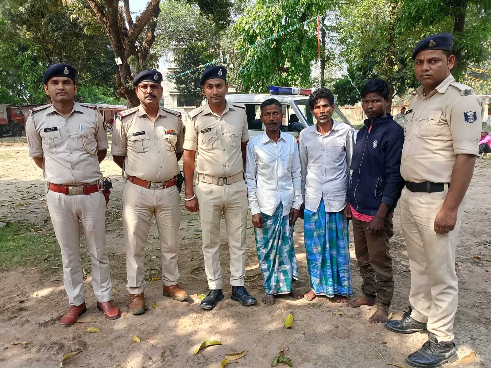 पोठिया पुलिस तीन फरार वारंटियों को किया गिरफ्तार