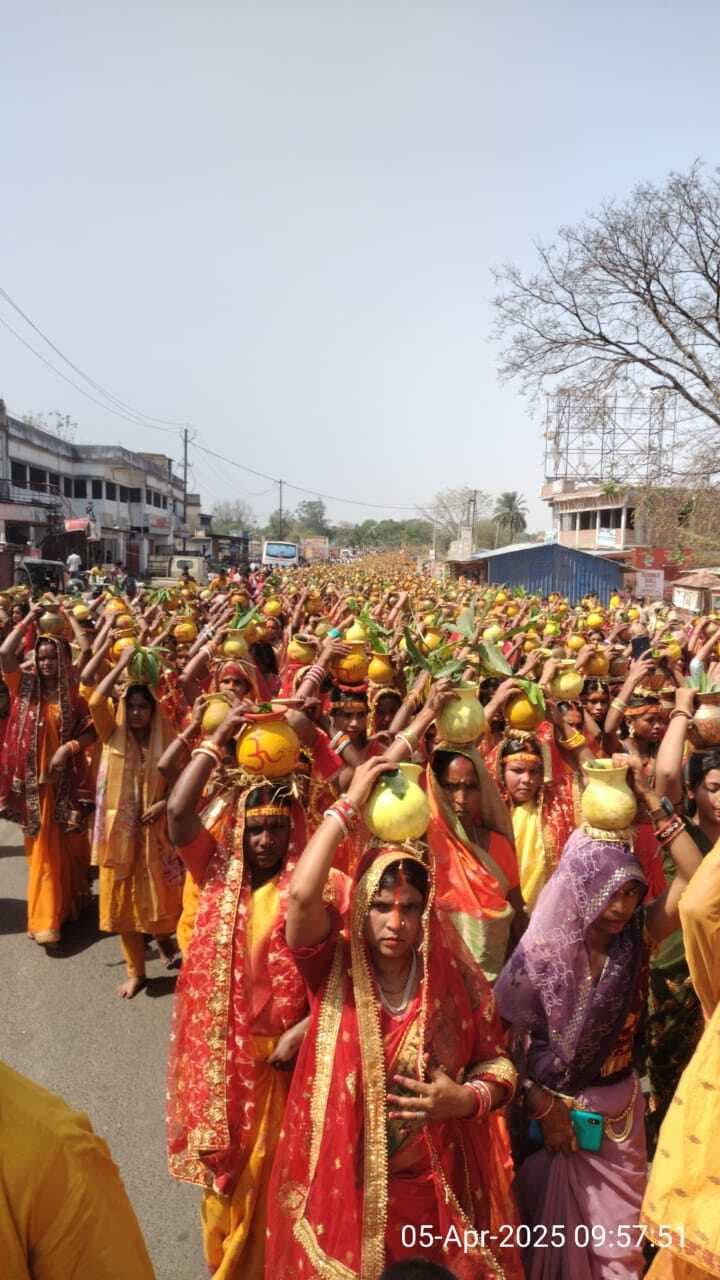 Deoghar news : गायत्री महायज्ञ को लेकर निकाली कलश शोभा यात्रा, 1351 कन्याएं हुईं शामिल