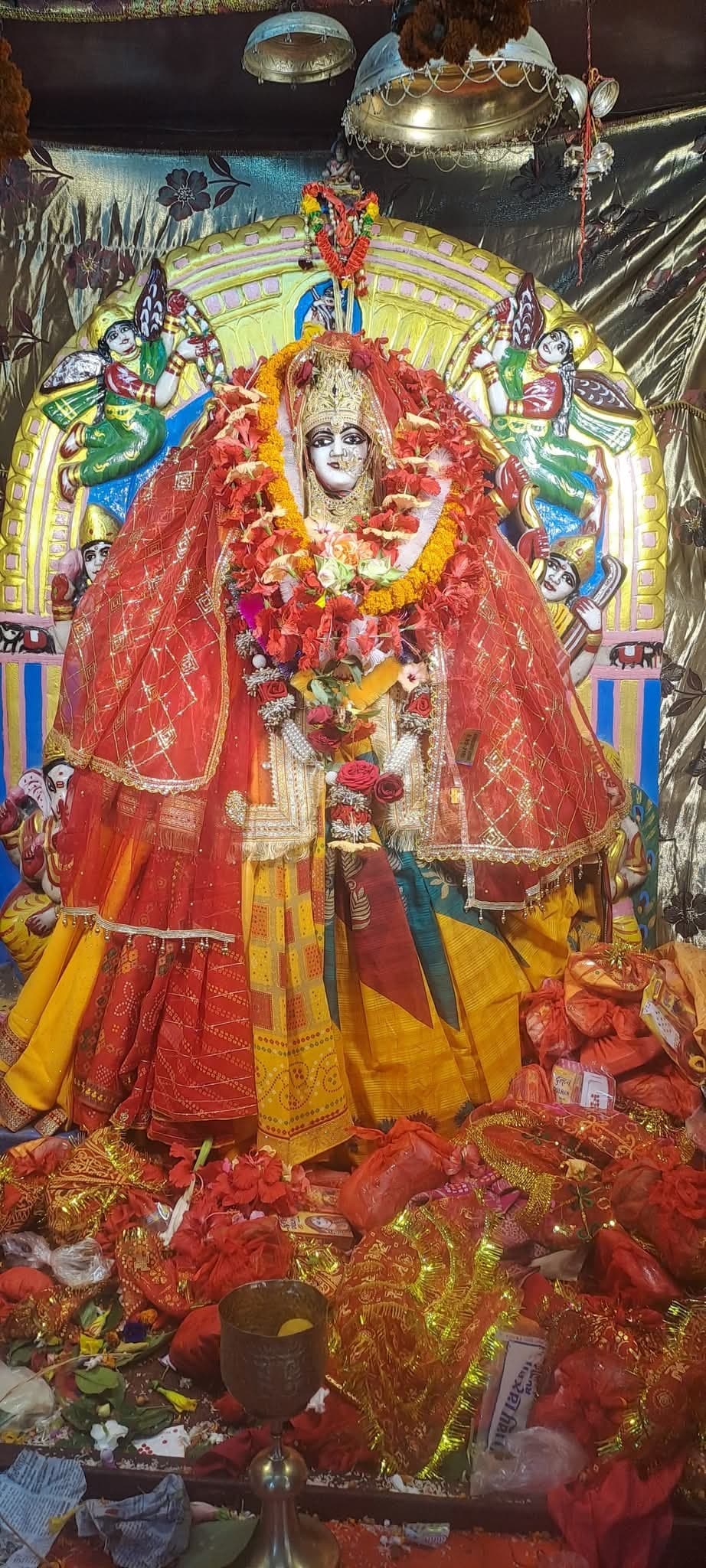 मां दुर्गा के आठवें स्वरूप मां महागौरी की पूजा अर्चना के लिए उमड़ी भीड़