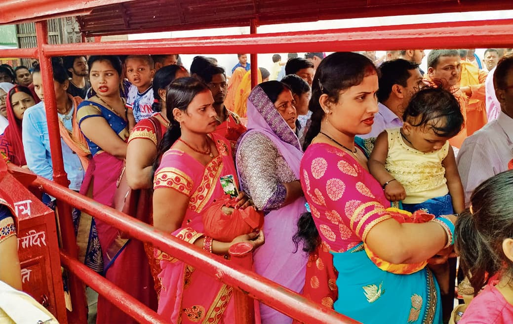 Gopalganj News : मां सिंहासनी के दिव्य दर्शन से निहाल हुए श्रद्धालु, आधी रात को हुई महानिशा पूजा