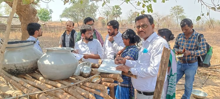 परिजनों से बच्चों की मौत के संभावित कारणों की ली जानकारी