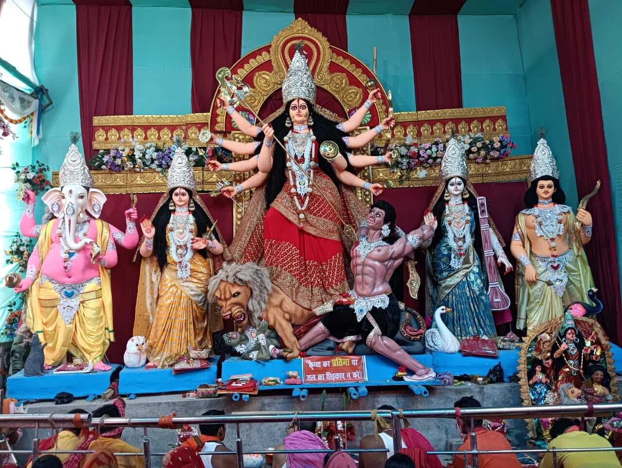 या देवी सर्वभूतेषु... से गूंजे पंडाल, दुर्गा की आराधना में भक्त लीन