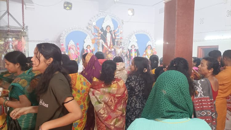 आठवे दिन की गयी मां महागौरी की पूजा-अर्चना