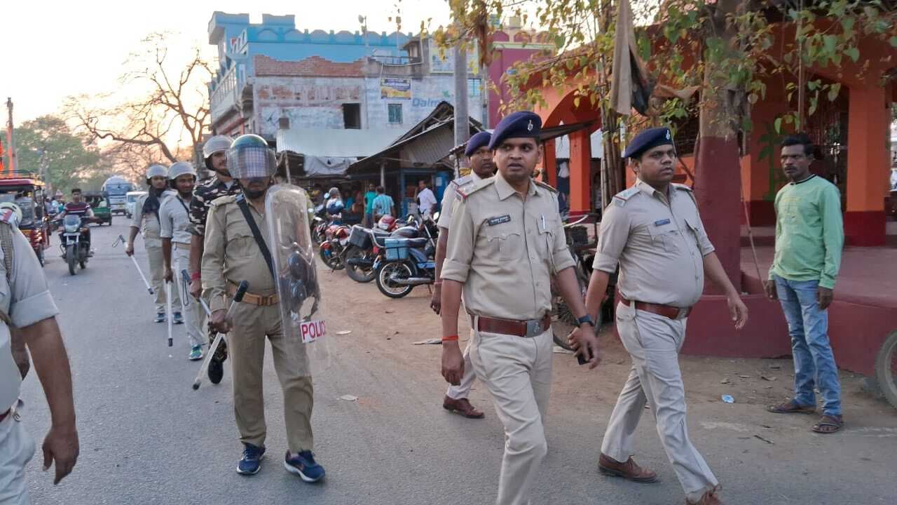 नाला पुलिस ने शांति व्यवस्था बनाये रखने के लिए किया फ्लैग मार्च
