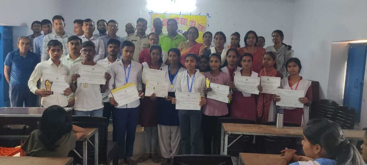 इंटर स्तरीय उच्च विद्यालय नवादा बाजार में प्रतिभा सम्मान समारोह आयोजित