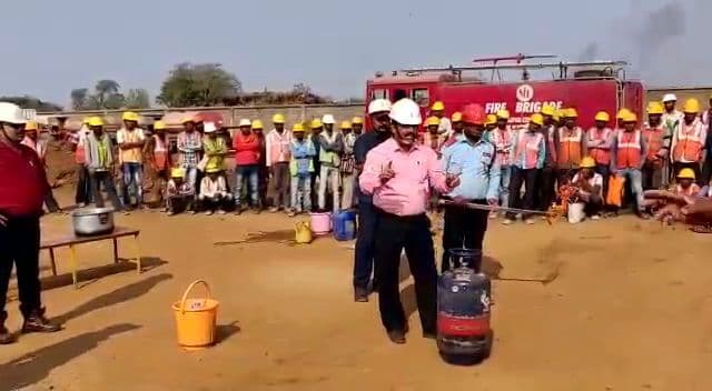 घरेलू गैस सिलिंडर से बचाव की दी जानकारी