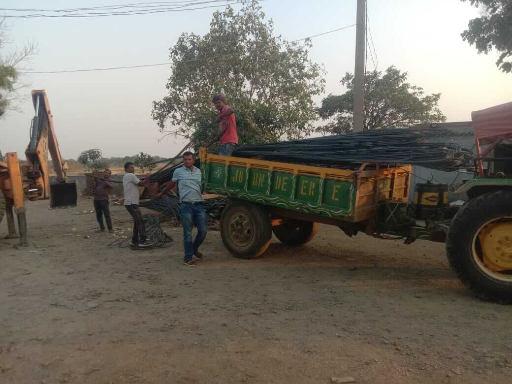 छापेमारी में पुलिस ने अवैध छड़ किया बरामद