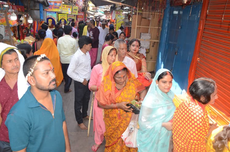 Deoghar news : चैती नवरात्र में महाष्टमी पर मंदिरों में महिलाओं ने चढ़ायी डलिया