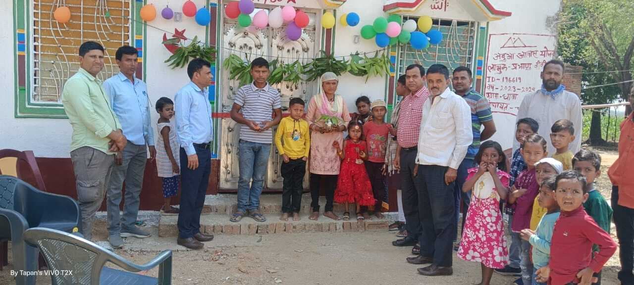 डीडीसी ने दो लाभुकों को कराया गृह प्रवेश